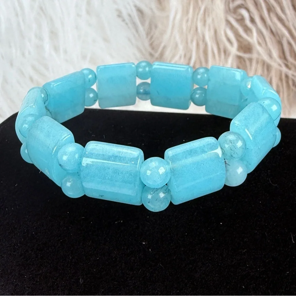 Gorgeous, weighted blue stone stretch costume bracelet